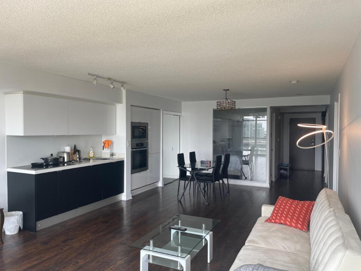 Three Br Condo Step To Cn Tower Rogers Center With Free Parking Toronto Zewnętrze zdjęcie