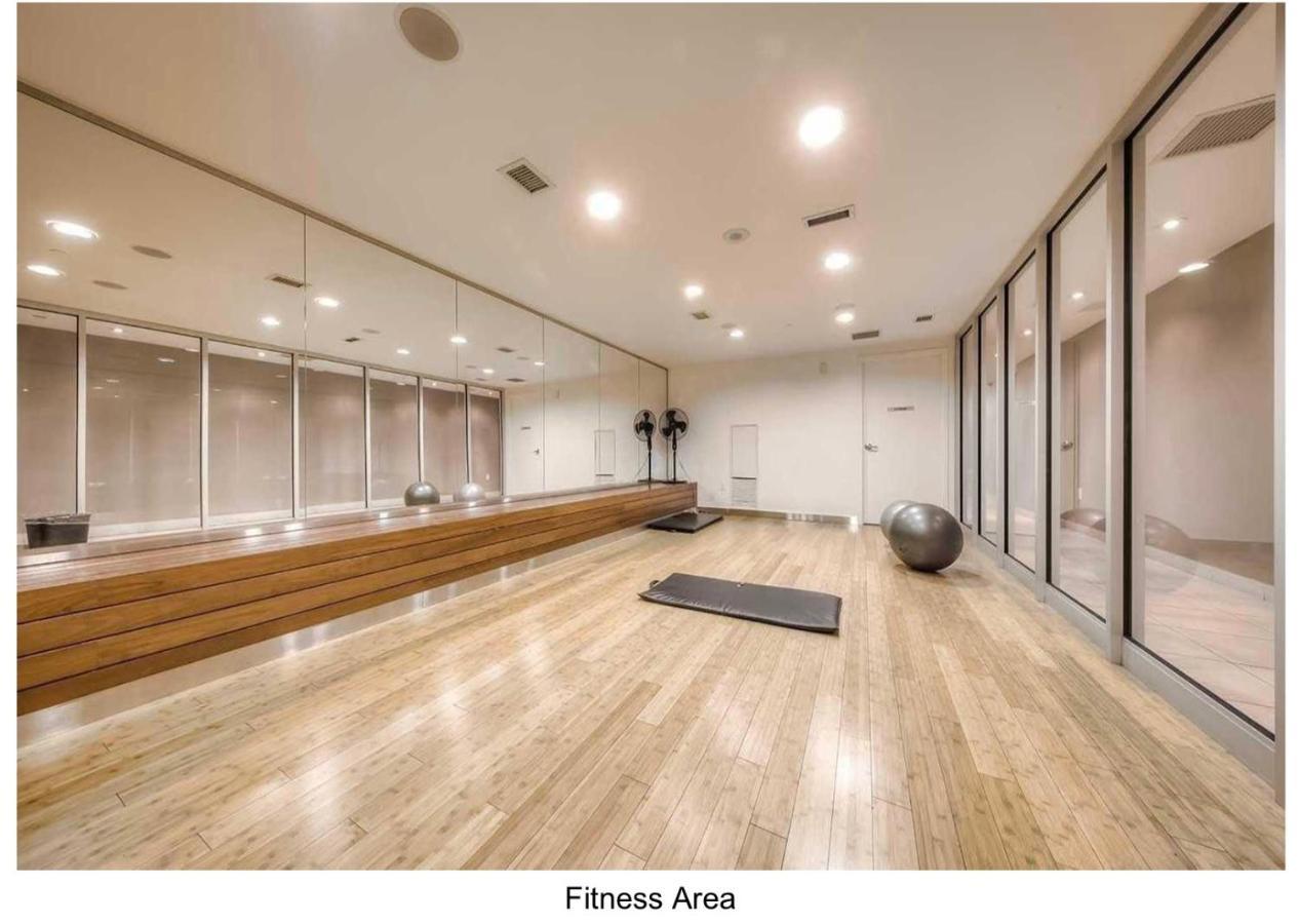 Three Br Condo Step To Cn Tower Rogers Center With Free Parking Toronto Zewnętrze zdjęcie